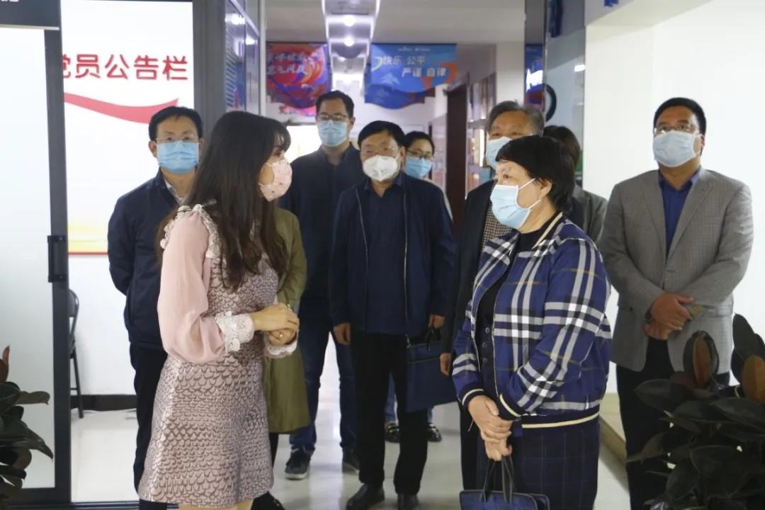 市人大財經(jīng)委員會副主任委員、市人大常委會財經(jīng)工委主任 衛(wèi)華平一行蒞臨洛陽青峰進行復(fù)工復(fù)產(chǎn)情況工作指導(dǎo)！